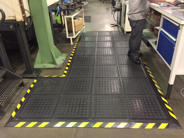 Tapis anti-fatigue Hog Heaven Linkable Yellow extrémité du tapis 1013 x 1110 mm